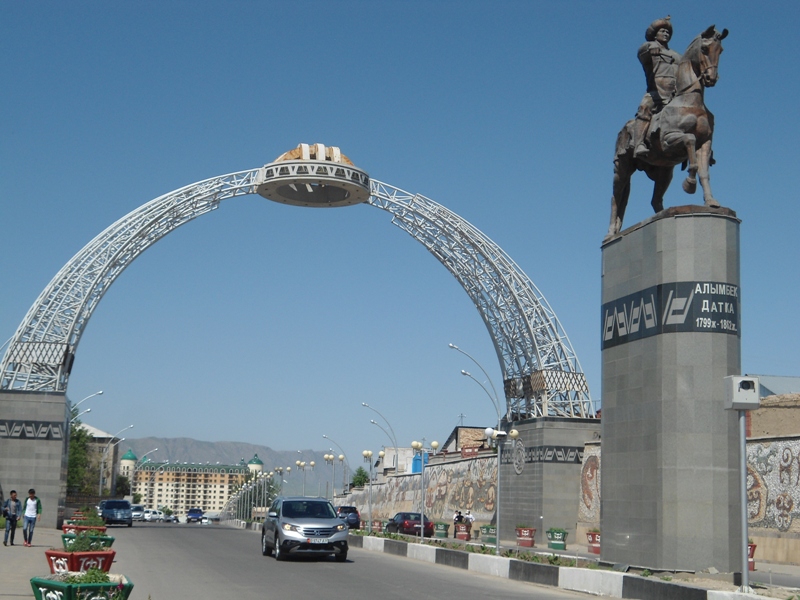 Curvy godak katta xoroz soradi Deraza orqali jinsiy aloqa videosini suratga oldi