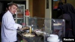 Syrian chef Wareef Hameedo prepares food for customers at Soryana restaurant in Gaza City, June 14, 2015. 