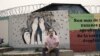 Jorge Santiago Ávila Corrales, 33 años, director de Jóvenes Contra la Violencia (JCV) se sienta frente a graffitis hechos por JCV durante las actividades comunitarias en Choloma, San Pedros Sula, Honduras. [Foto: cortesía de Nicolo Filippo Rosso, ACNUR]