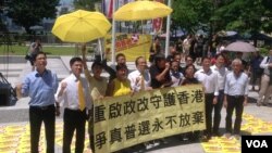 泛民議員否決又篩選普選方案後要求重啟政改（美國之音海彥拍攝）