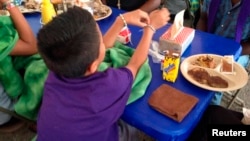 Un niño indocumentado en un refugio temporal en la base naval del condado de Ventura, en Port Hueneme, California.