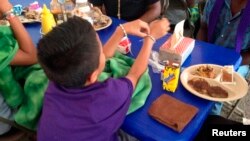 Un niño indocumentado en un refugio temporal en la base naval del condado de Ventura, en Port Hueneme, California. Junio 12 de 2014.