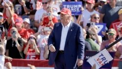 Calon presiden dari Partai Republik, mantan Presiden Donald Trump berteriak setelah berpidato saat berkampanye di Bandara Internasional Wilmington di Wilmington, AS, 21 September 2024. (Foto: AP)