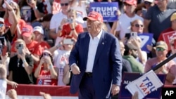 Calon presiden dari Partai Republik, mantan Presiden Donald Trump berteriak setelah berpidato saat berkampanye di Bandara Internasional Wilmington di Wilmington, AS, 21 September 2024. (Foto: AP)