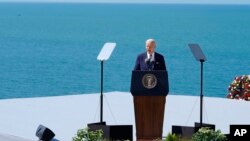 Başkan Biden, Cuma günü Normandiya’daki Pointe Du Hoc’ta yaptığı demokrasi vurgulu konuşmasında, “Demokrasi her birimizle başlar” dedi. 