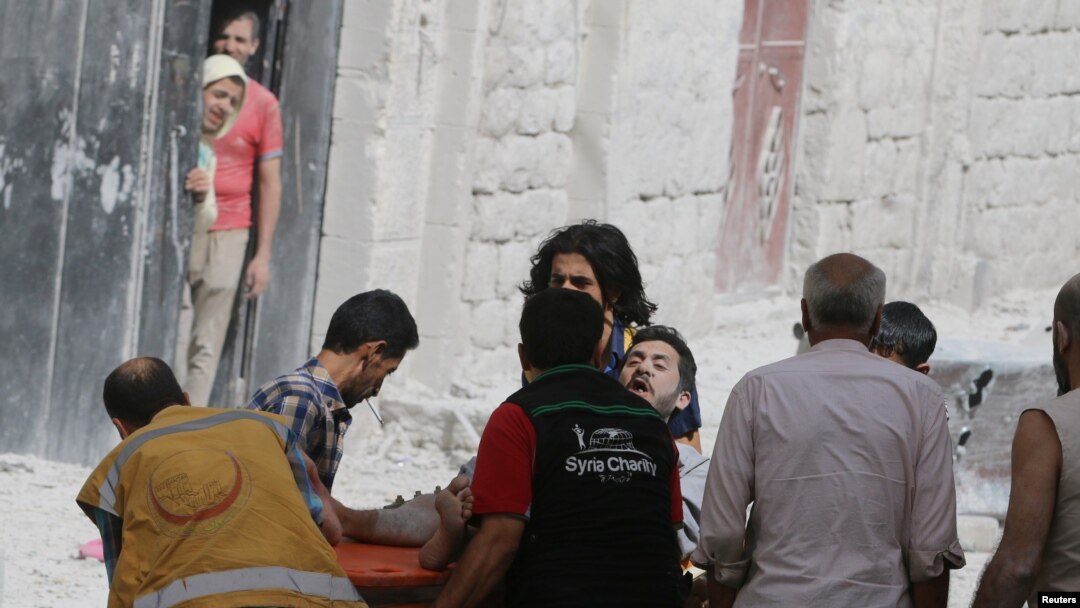 Seorang korban diangkut dengan tandu pasca serangan udara di wilayah al-Qaterji, Aleppo, Suriah, 21 September 2016 (Foto: dok).