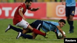 Ahmed Fathy d'Al-Ahly et Achraf Bencharki du Wydad de Casablanca lors de la finale de la Ligue des champions d'Afrique, à Alexandrie, Egypte,le 28 octobre 2017.