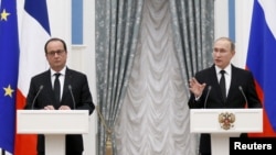 نشست خبری ولادیمیر پوتین رئیس جمهوری روسیه (راست) و فرانسوا اولاند رئیس جمهوری فرانسه در کاخ کرملین در مسکو - ۵ آذر ۱۳۹۴ 