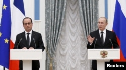 Russian President Vladimir Putin and French President Francois Hollande attend news conference after meeting at Kremlin, Moscow, November 26, 2015.