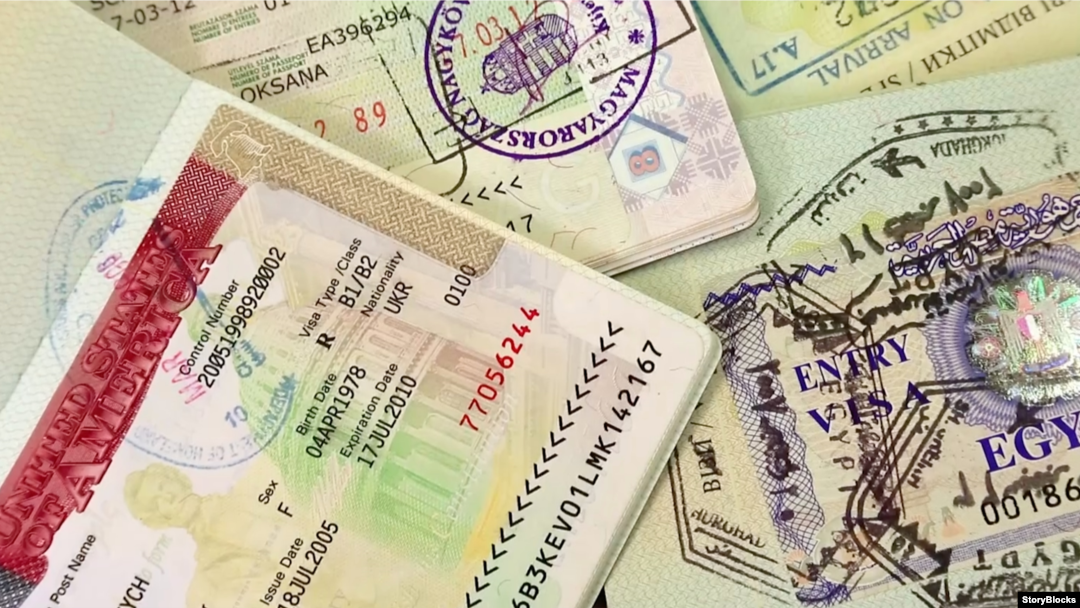 La foto de archivo muestra un sello de visa en un pasaportes extranjeros.