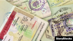 La foto de archivo muestra un sello de visa en un pasaportes extranjeros.