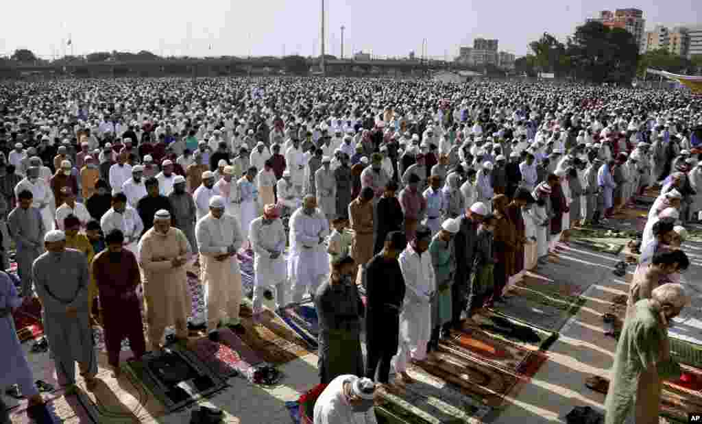 کراچی میں نماز عید کے اجتماعات کھلی جگہوں پر بھی منعقد کیے گئے۔ جس میں کرونا وائرس سے بچاؤ کے لیے حکومت کی طرف سے دی گئی ہدایات کو نظر انداز کیا گیا۔