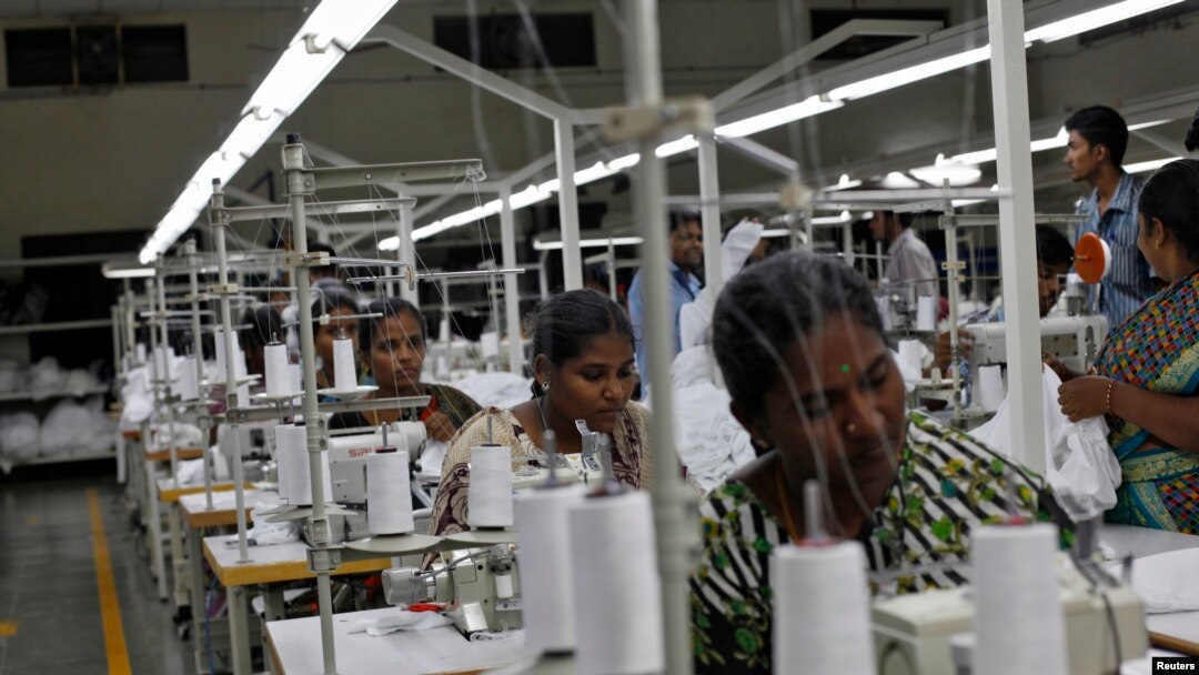 Para pekerja menjahit baju di pabrik garmen Estee di Tirupur, di negara bagian Tamil Nadu, India, 19 Juni 2013. (Foto: Mansi Thapliyal/Reuters)