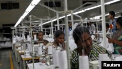 Para pekerja menjahit baju di pabrik garmen Estee di Tirupur, di negara bagian Tamil Nadu, India, 19 Juni 2013. (Foto: Mansi Thapliyal/Reuters)