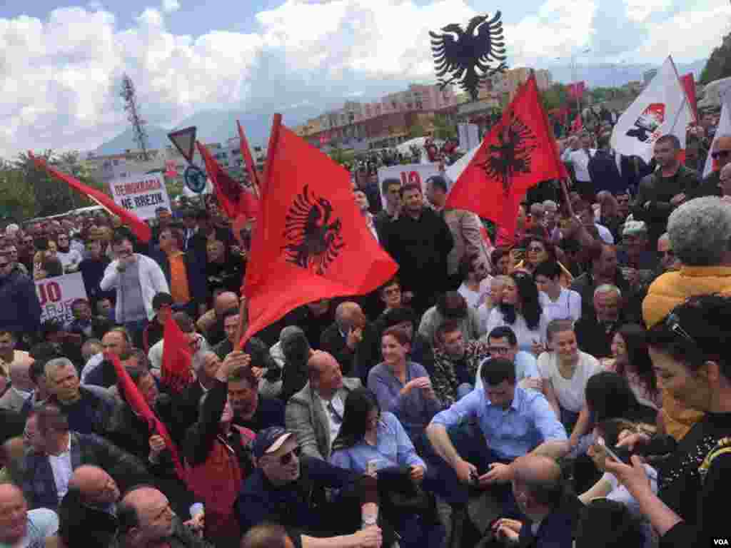 Opozita shqiptare bllokon rruget