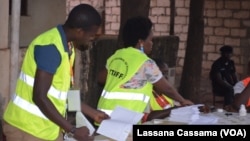 Le dépouillement des bulletins de vote a commencé aussitôt les bureaux de votes fermés, à 17H00 (GMT et locales).