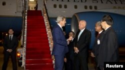 Menlu AS John Kerry (kiri) disambut oleh Dubes AS untuk Laos Daniel Clune ketika tiba di Vientiane, Laos, Minggu (24/1). 