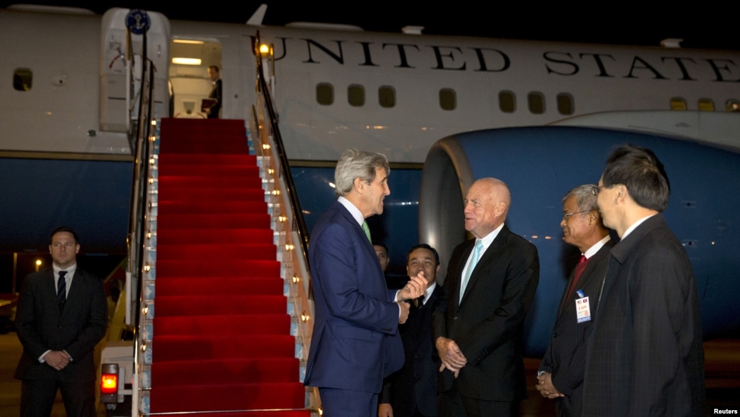 Menlu AS State John Kerry disambut oleh Duta Besar AS untuk Laos Daniel Clune setibanya di Vientiane, Laos, 24 Januari 2016. 