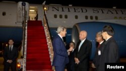 Menlu AS State John Kerry disambut oleh Duta Besar AS untuk Laos Daniel Clune setibanya di Vientiane, Laos, 24 Januari 2016. 