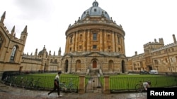  ဗြိတိန်နိုင်ငံ၊ Oxford တက္ကသိုလ်ရဲ့ အဆောက်အဦးရှေ့မှာ အမျိုးသားတဦး လမ်းလျှောက်နေတဲ့ မြင်ကွင်း။ (အောက်တိုဘာ ၀၆၊ ၂၀၂၀)