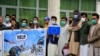 Ex intérpretes afganos sostienen pancartas durante una protesta contra el gobierno de Estados Unidos y la OTAN en Kabul, Afganistán, el 30 de abril de 2021.