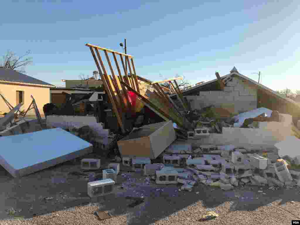 Una casa en escombros en México Beach tras el paso del huracán Michael. A cuatro días del paso de la tormenta, calificada como la más fuerte que ha golpeado #EEUU en 100 años, poco queda de la tranquila población costera, donde residían muchos jubilados.&nbsp;Sábado 13 de octubre de 2018. Foto, Jorge Agobián.