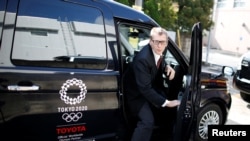 Wolfgang Loeger dari Austria, sopir taksi Hinomaru Kotsu, keluar dari kendaraan 'JPN Taxi' yang dikembangkan oleh Toyota Motor Co., di Tokyo, Jepang, 14 Mei 2018.