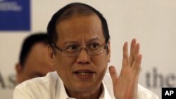 Philippine President Benigno Aquino III answers questions from the foreign correspondents based in the country during its annual forum at a Manila hotel in the Philippines, October 17, 2012. 