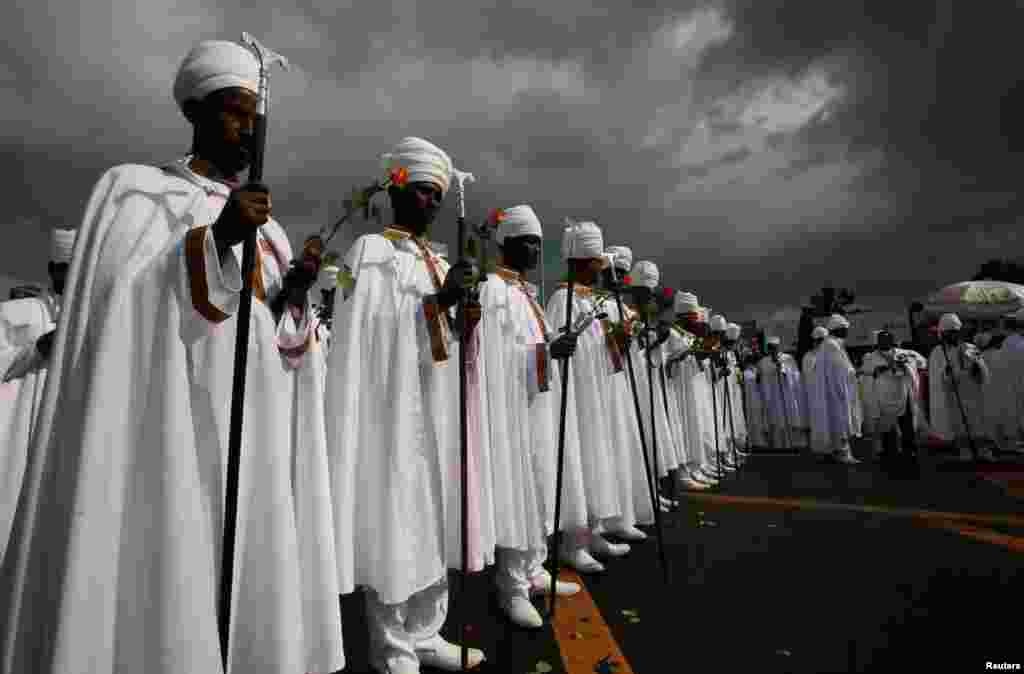 Sebuah paduan suara gereja tampil dalam Festival Meskel untuk memperingati penemuan salib Yesus Kristus di Alun-alun Meskel, Addis Ababa, Ethiopia (26/9). (Reuters/Tiksa Negeri)