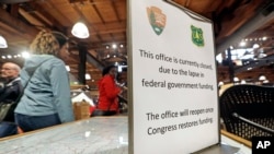 Un aviso en una tienda de un puesto de guardaparques de un parque nacional en Seattle, cerrado por falta de personal a causa del cierre del gobierno federal. Diciembre 26 de 2019.