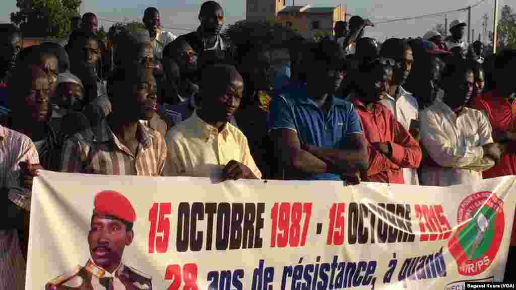 Plusieurs milliers de personnes se sont réunies à la place des martyrs dans le quartier Tampouy dans le nord-ouest de Ouagadougou pour commémorer le 28eme anniversaire de l&rsquo;assassinat de Thomas Sankara, le père de la révolution burkinabè assassiné le 15 octobre 2015. (VOA/Bagassi Koura)