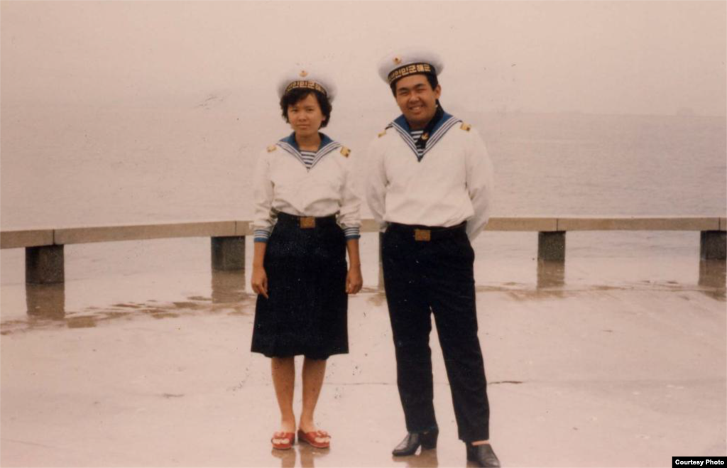 김정남이 1987년 원산 해수욕장에서 이남옥과 포즈를 취했다. 제공: Imogen O’Neil/The Golden Cage: Life with Kim Jong Il, A Daughter’s Story.