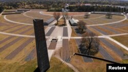 Lapangan di bekas kamp konsentrasi Nazi di Sachsenhausen tampak sepi pada hari peringatan 75 tahun pembebasan kota itu oleh pasukan Uni Soviet dan AS, di tengah pandemi COVID-19, di dekat Berlin, Jerman, 17 April 2020. (Foto: Hannibal Hanschke/Reuters) 