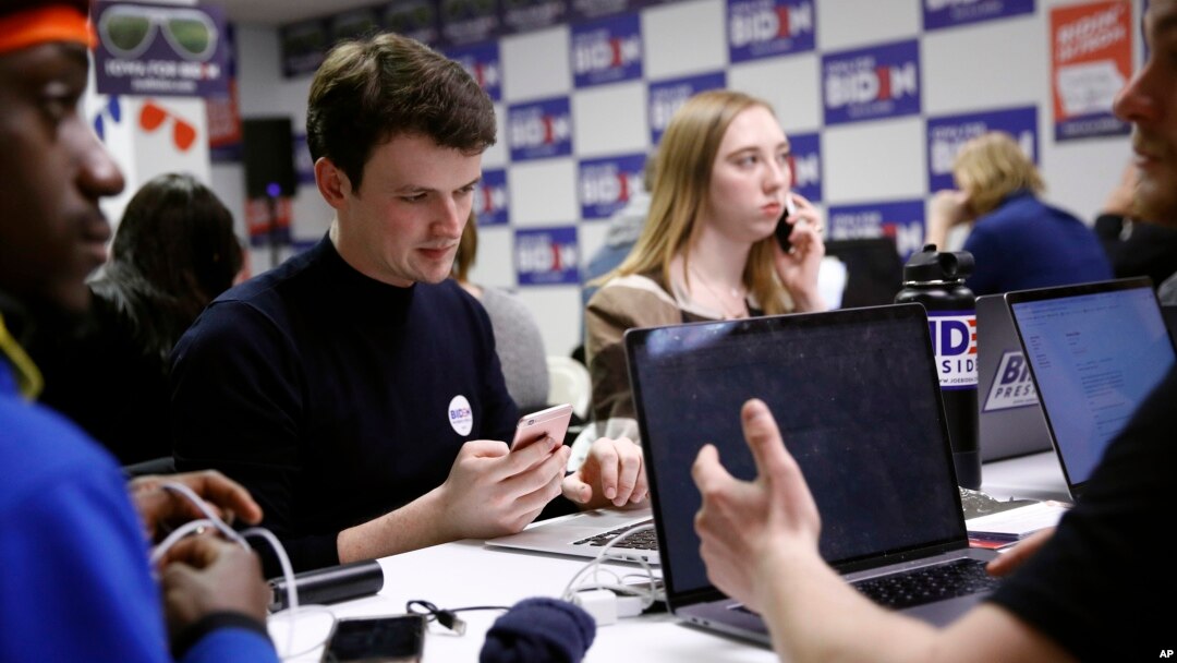 Voluntarios en la campaña de Joe Biden hacen llamadas telefónicas a potenciales votantes en la asambleas partidarias de Iowa el 13 de enero de 2020.