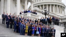 Los miembros del Congreso recién electos posan para una foto de clase en el frente este del Capitolio en Washington, el martes 15 de noviembre de 2022. (Foto AP/Patrick Semansky)