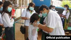 စာသင်ကျောင်းတွေမှာ နှာခေါင်းစည်းများ တပ်ဆင်ပေးနေစဉ်။