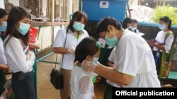 Phát khẩu trang y tế ở Myanmar