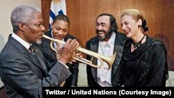 Kofi Annan, ancien secrétaire général de l’ONU, joue de la trompette lors du 50e anniversaire de la déclaration universelle des droits de l’homme,1998. (Twitter/Nations unies)