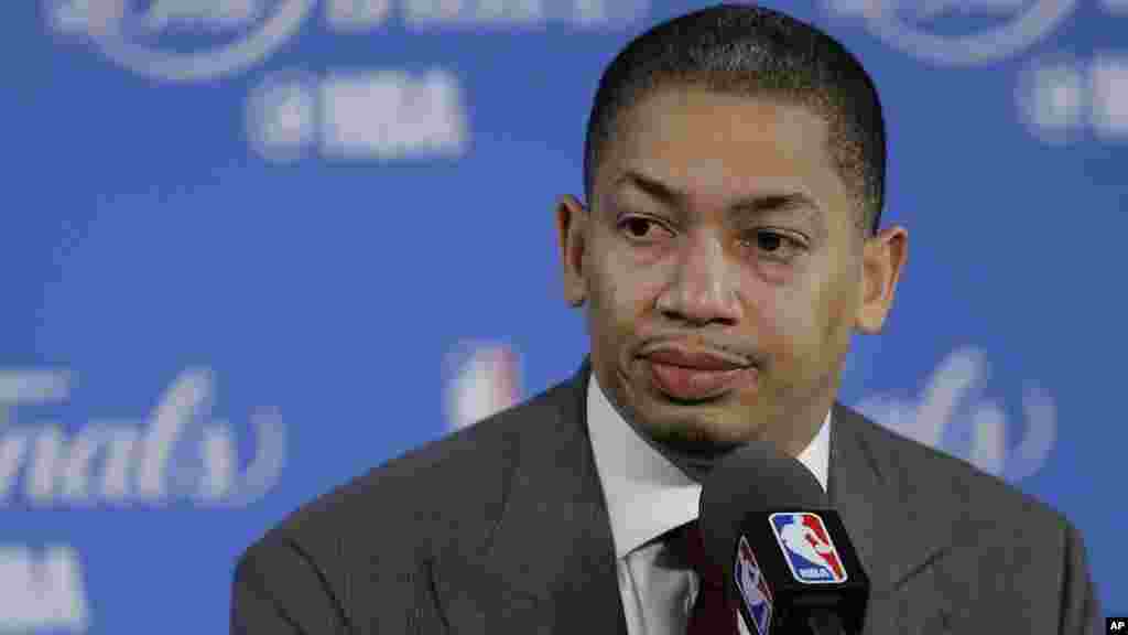 L&#39;entraîneur de Cleveland Tyronn Lue donne une conférence de presse après avoir perdu leur premier match, 2 juin 2016.