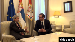 Evropski komesar za proširenje Johanes Han u razgovoru sa predsednikom Srbije Aleksandrom Vučićem u Beogradu, 2. jula 2018.