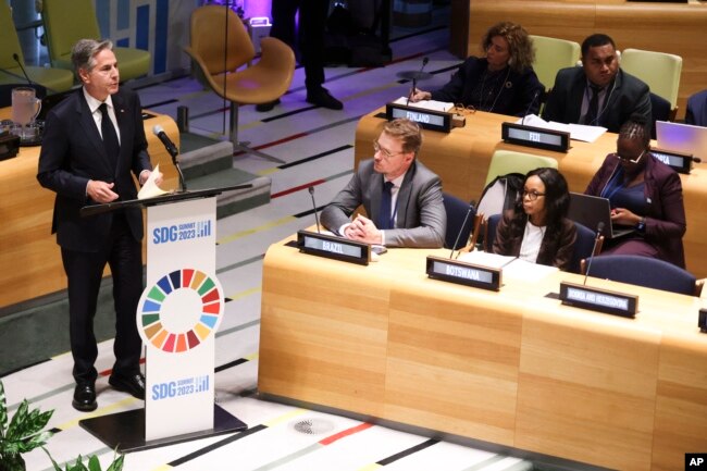 BM'nin sürdürülebilir kalkınma hedeflerinin logosu ve renkleri, ABD Dışişleri Bakanı Antony Blinken'ın konuşma yaptığı kürsünün üzerinde görülüyor- 19 Eylül 2023