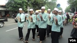 Pawai Festival Hadrah atau festival seni budaya bernuansa Timur Tengah di Solo, Jawa Tengah. (VOA/Yudha Satriawan) 