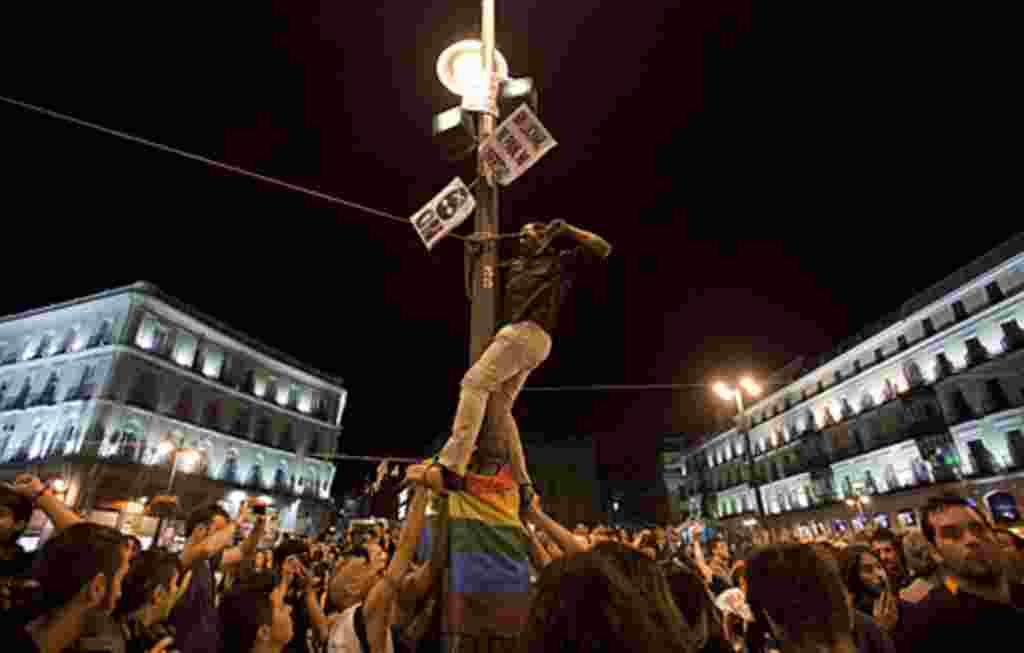 La gente acampa en la plaza de Sol durante una manifestación en Madrid, España, 18 de mayo de 2011.