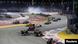 Hamilton de Gran Bretaña lidera el grupo durante el Gran Premio de F1 de Singapur.