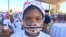 Maria, 13 ans, porte un masque facial dans le district de Mocimboa da Praia à Cabo Delgado, au Mozambique.