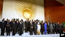 Para pemimpin dan kepala negara Afrika berpose seusai konferensi Uni Afrika di Addis Ababa, 27 Januari 2013. (AP Photo). Para wakil Uni Afrika, PBB dan Uni Eropa menggalang dana untuk mendukung intervensi militer di Mali (29/1).