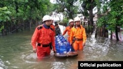  ကျောက်ကြီးမြို့နယ်မီးသတ်စခန်းမှ သန္ဓေမီးသတ်တပ်ဖွဲ့ဝင်များက ရေဘေးဒုက္ခသည်များအတွက် ကူညီရေးပစ္စည်းများ ယူဆောင်လာစဉ် (ဓါတ်ပုံ- Myanmar Fire Services Department)