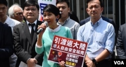 香港民主派會議召集人、議會陣線立法會議員毛孟靜手持標語反對《逃犯條例》修訂。（美國之音湯惠芸攝）