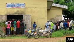 Des personnes attendant devant un tribunal à Ambam, près de Yaoundé, le 15 mars 2012.