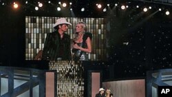 Carrie Underwood i Brad Paisley bili su voditelji dodjele nagrada country glazbe 2010. u Nashville, 10. studenog